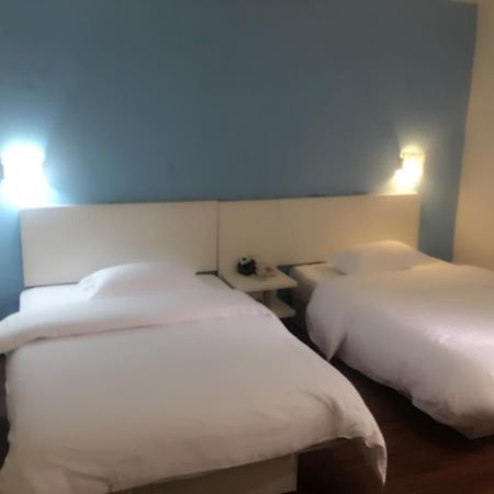 V8 Hotel Xicun Subway Branch Гуанчжоу Экстерьер фото