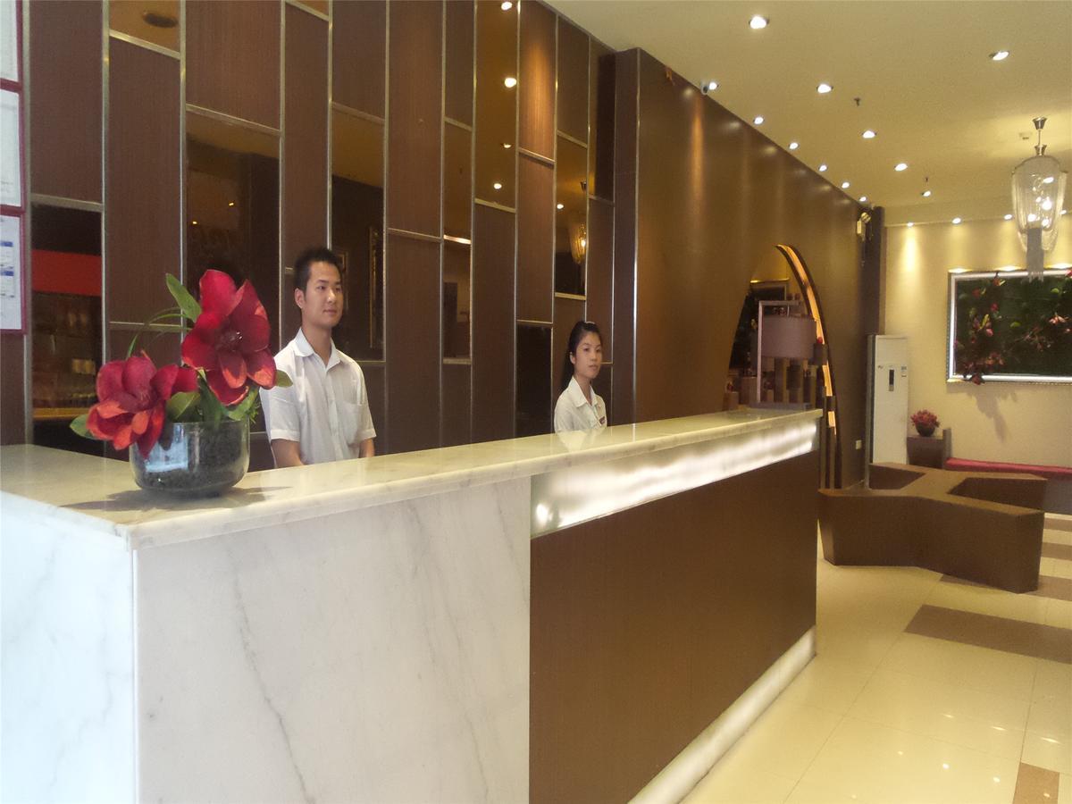 V8 Hotel Xicun Subway Branch Гуанчжоу Экстерьер фото