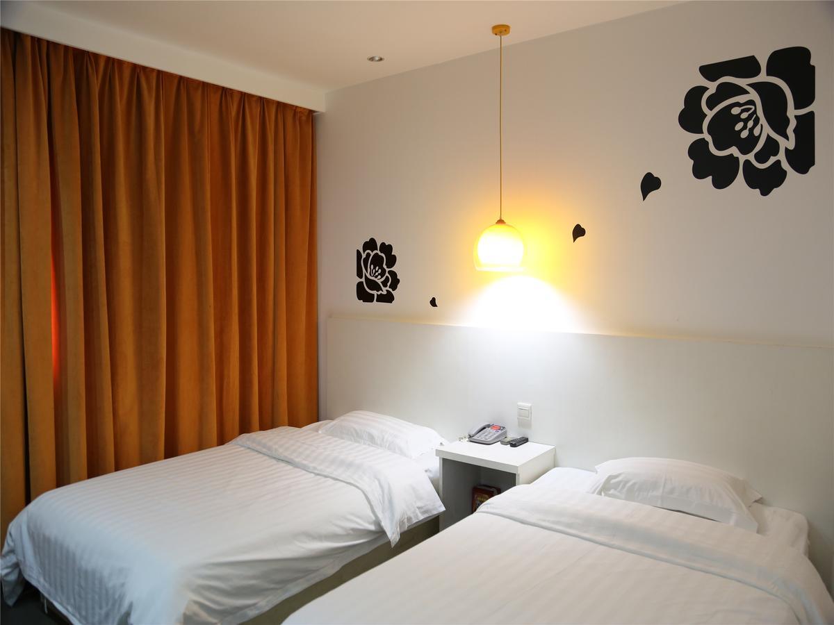 V8 Hotel Xicun Subway Branch Гуанчжоу Экстерьер фото