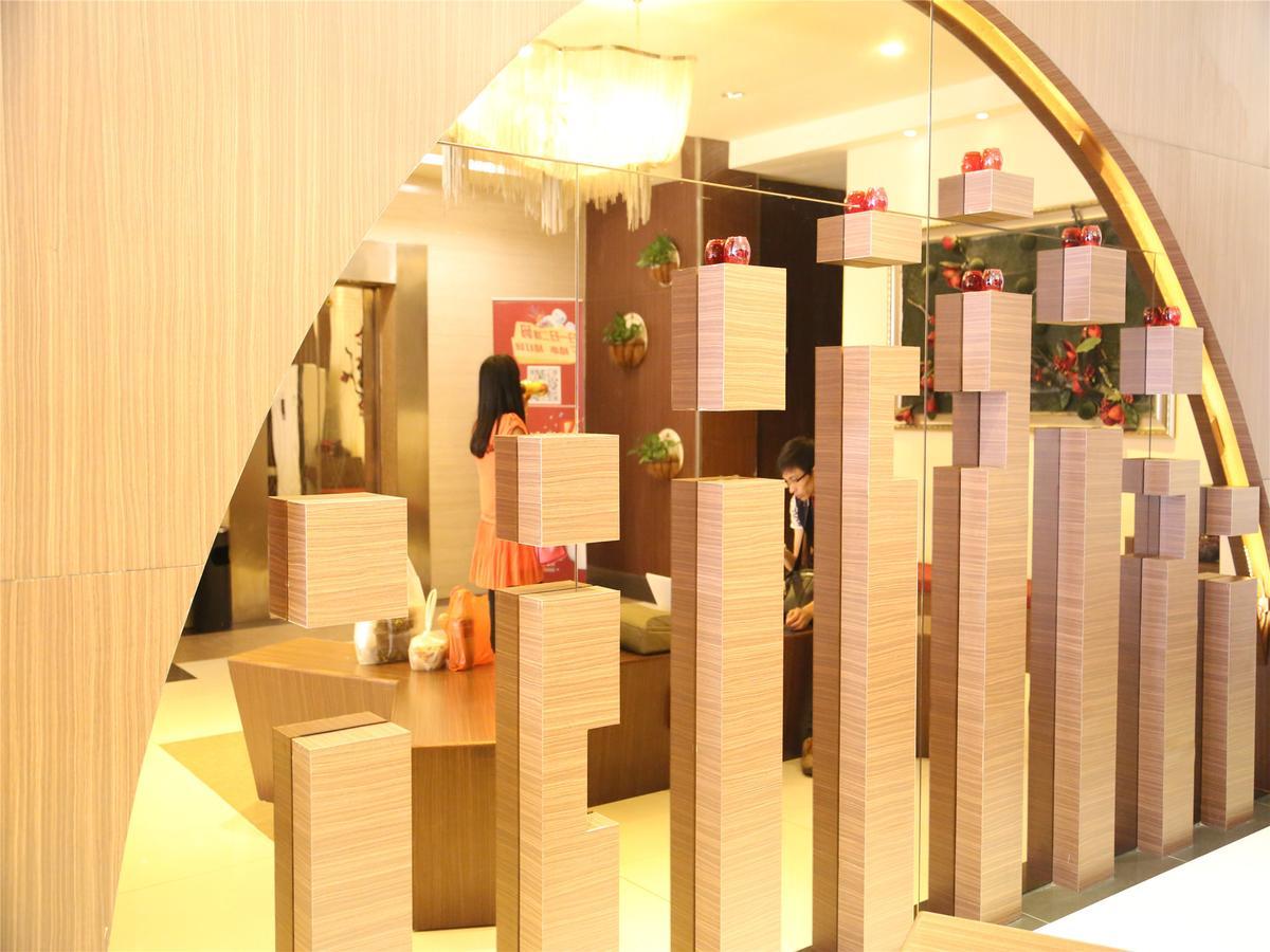 V8 Hotel Xicun Subway Branch Гуанчжоу Экстерьер фото