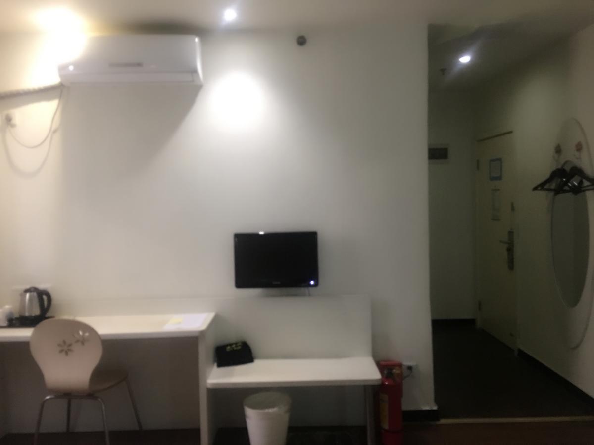 V8 Hotel Xicun Subway Branch Гуанчжоу Экстерьер фото