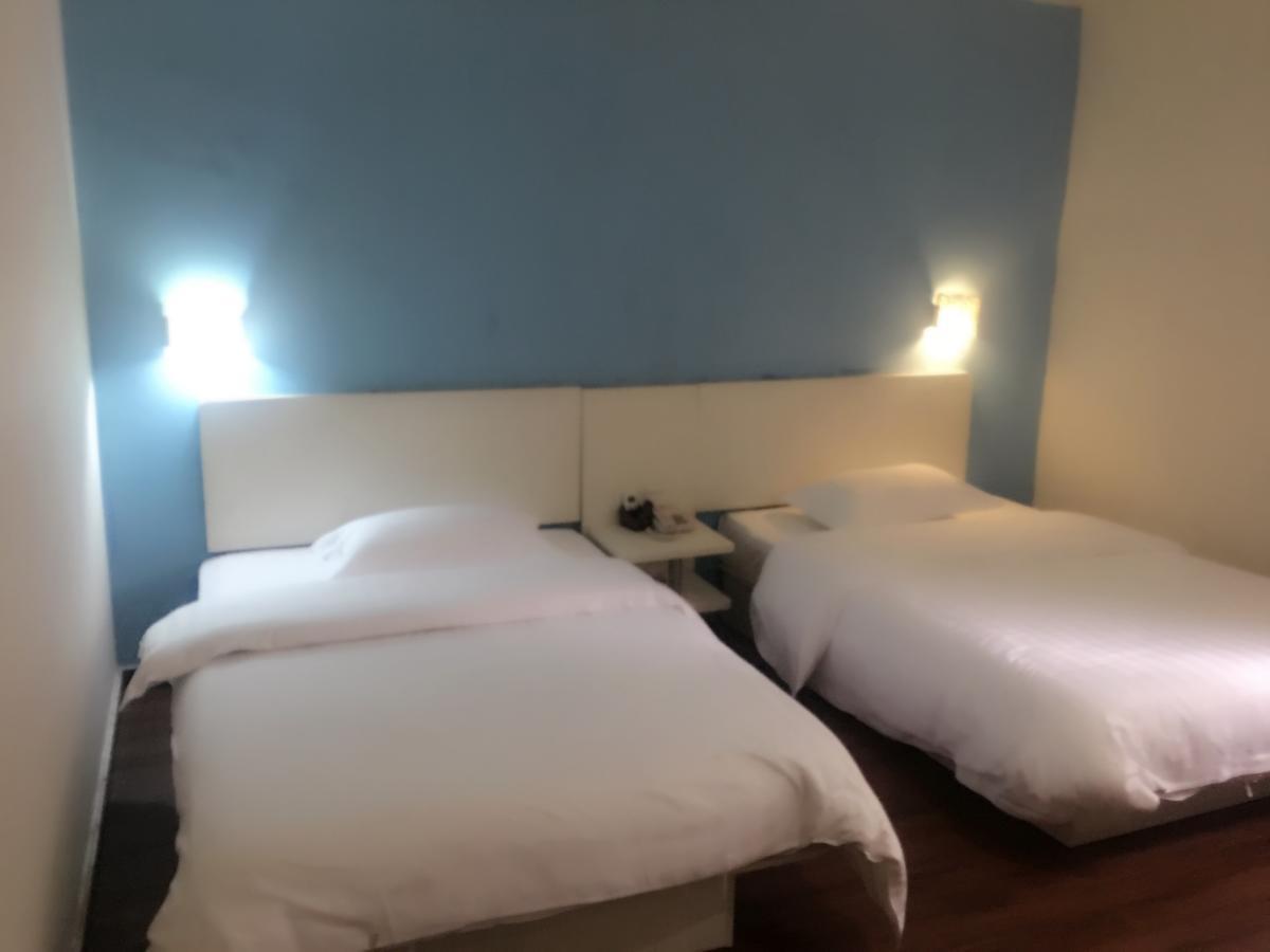 V8 Hotel Xicun Subway Branch Гуанчжоу Экстерьер фото